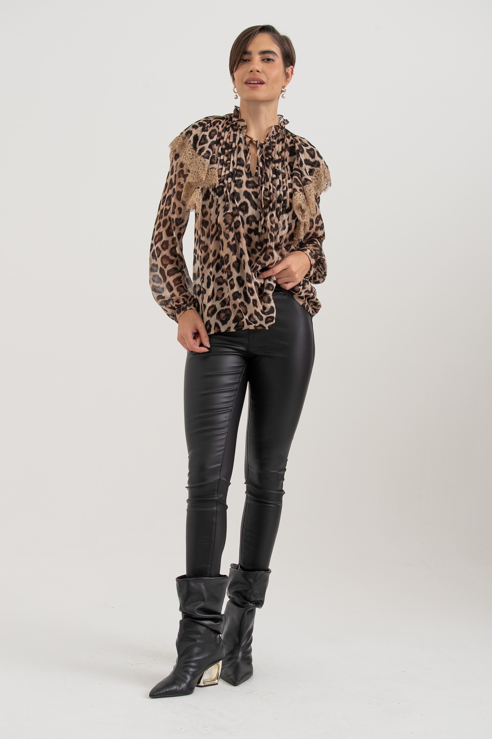 Blusa Chiffon Animal Print Com Renda Onça