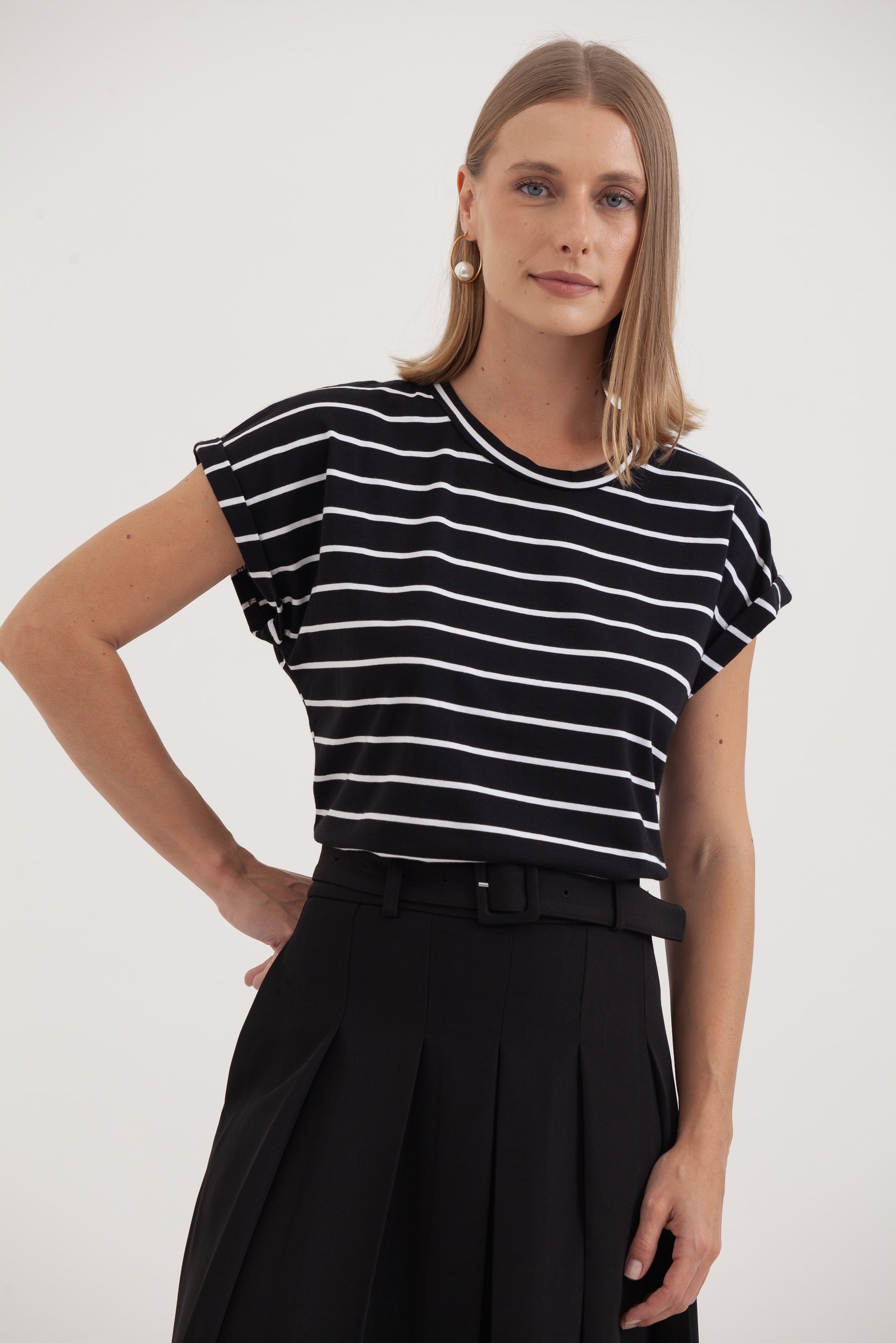 Blusa Listrada Manga E Cava Caída Preto