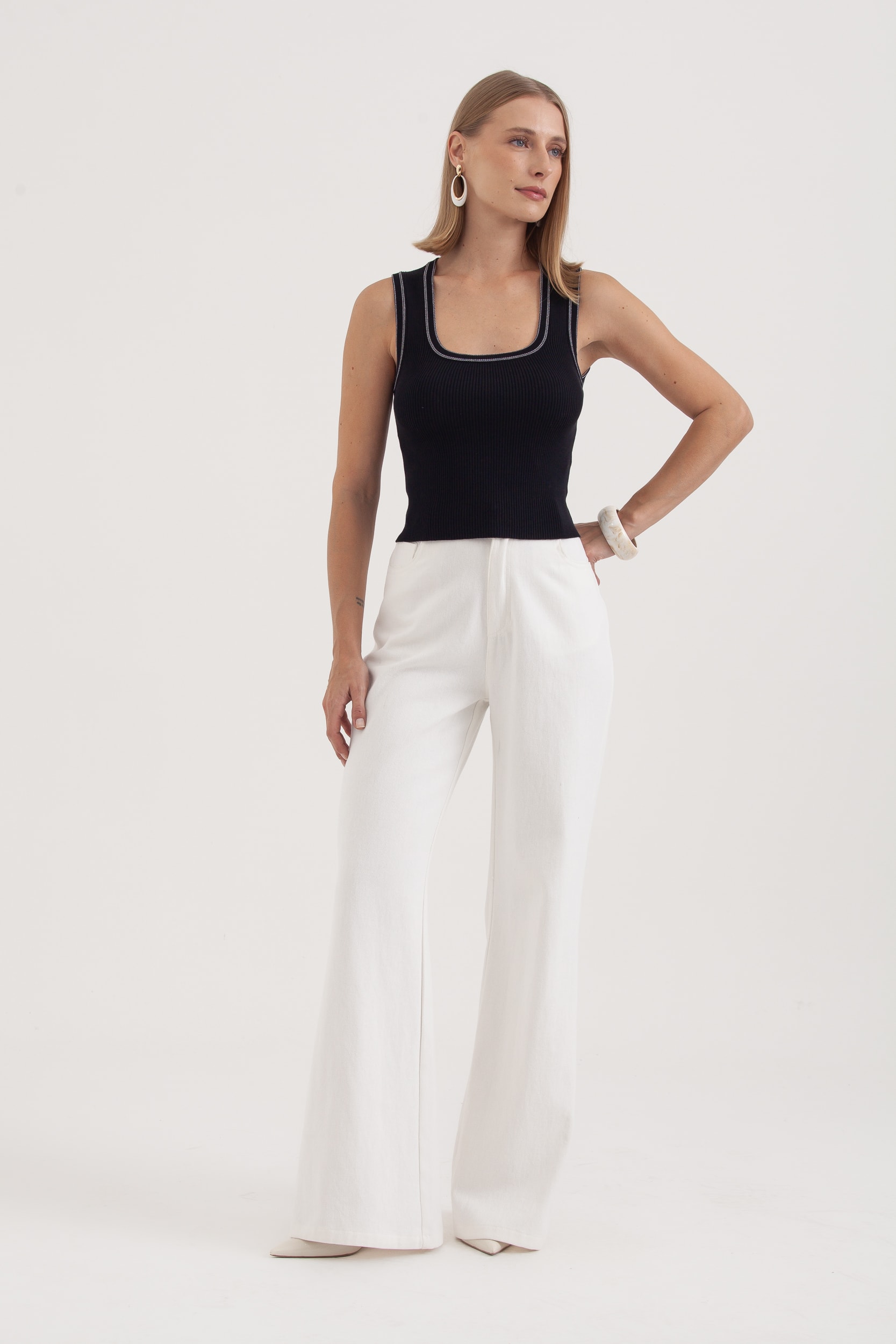 Blusa Regata Tricot Pontos Gola E Cava Preto