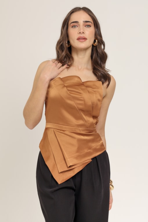 Blusa sem Manga Detalhe Dobraduras Camel