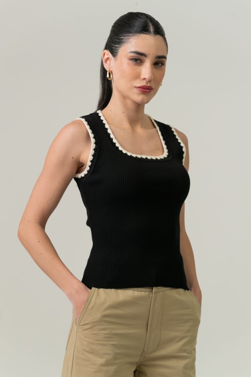 Blusa Tricot Bordados Cava E Decote Preto