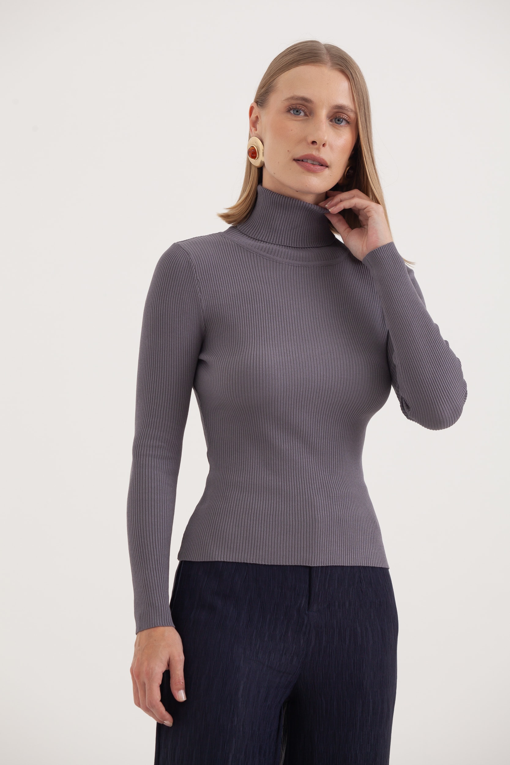 Blusa Tricot Gola Alta Cinza