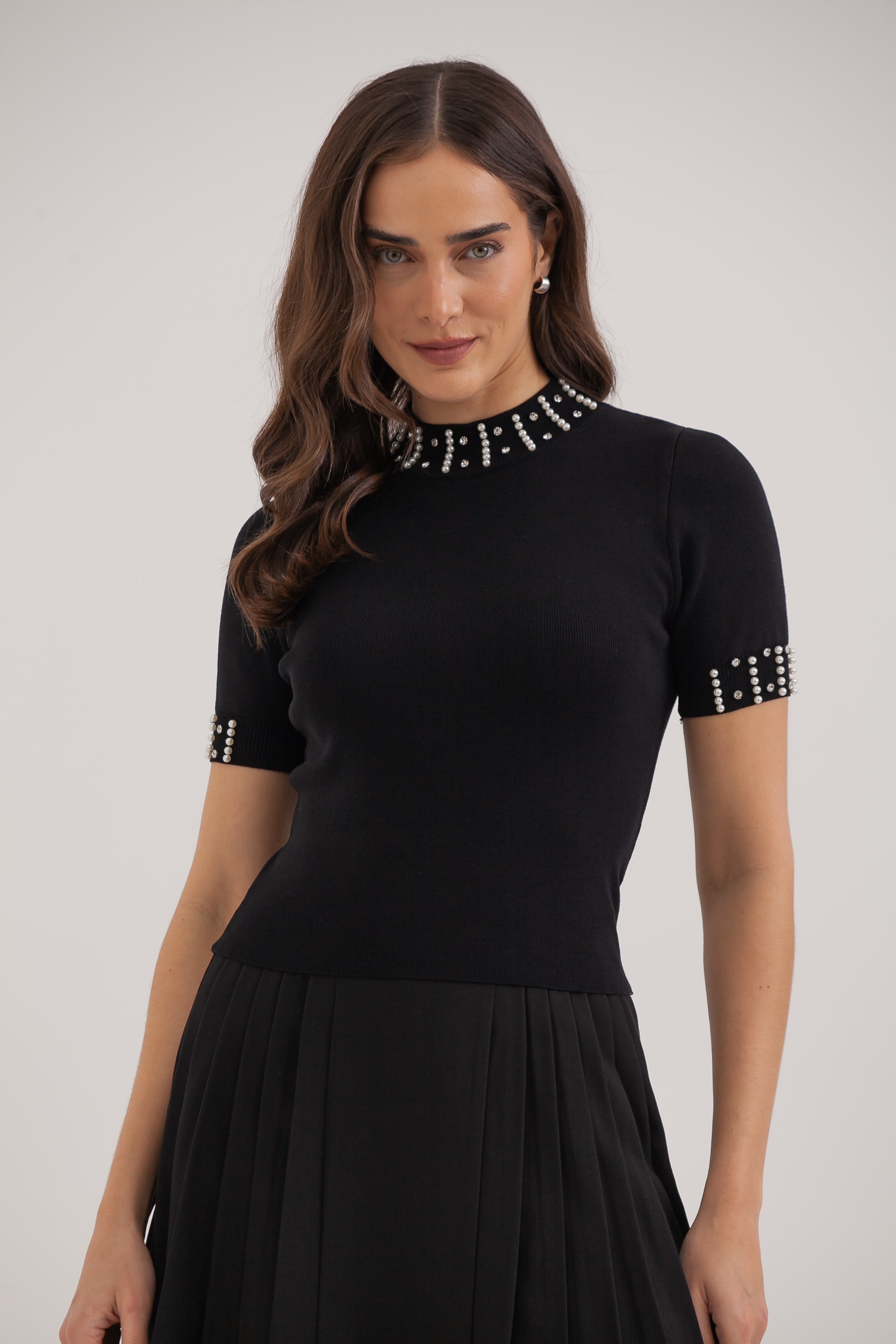 Blusa Tricot Gola Alta Manga Curta Pérolas E Strass Preto