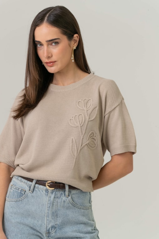Blusa Tricot Manga Curta Flor Bordada Bege
