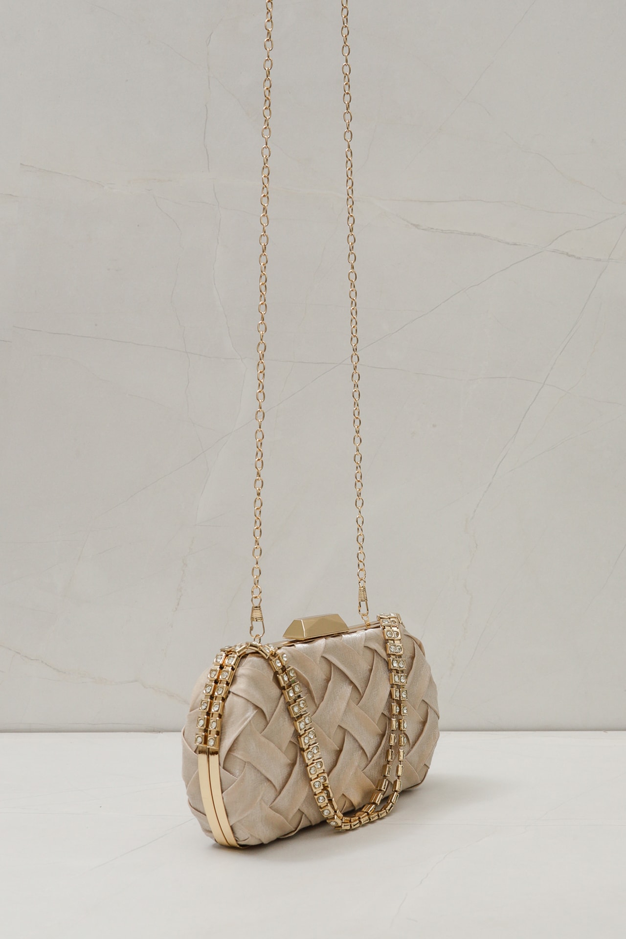 Bolsa Clutch com Detalhes Alça Corrente Bege