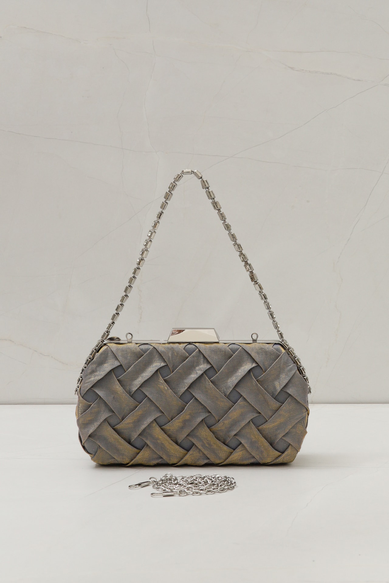 Bolsa Clutch com Detalhes Alça Corrente Cinza
