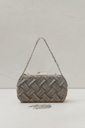 Bolsa Clutch com Detalhes Alça Corrente Cinza