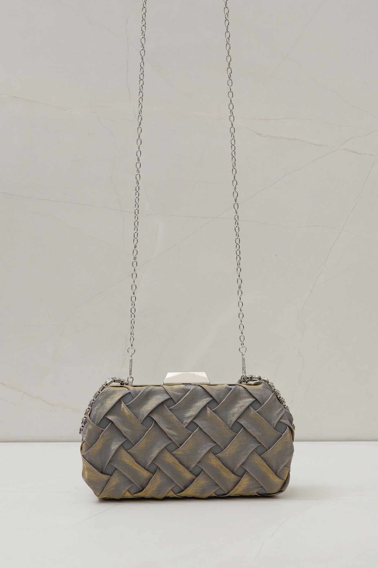Bolsa Clutch com Detalhes Alça Corrente Cinza