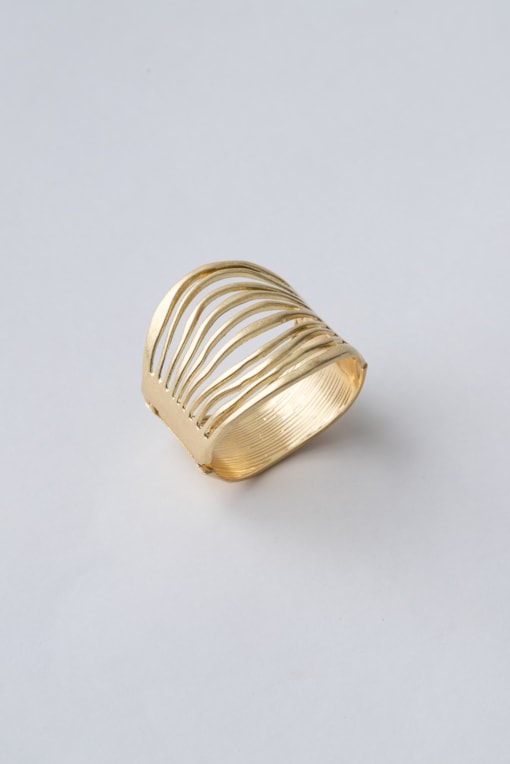Bracelete Com Linhas Orgânicas Vazadas Dourado