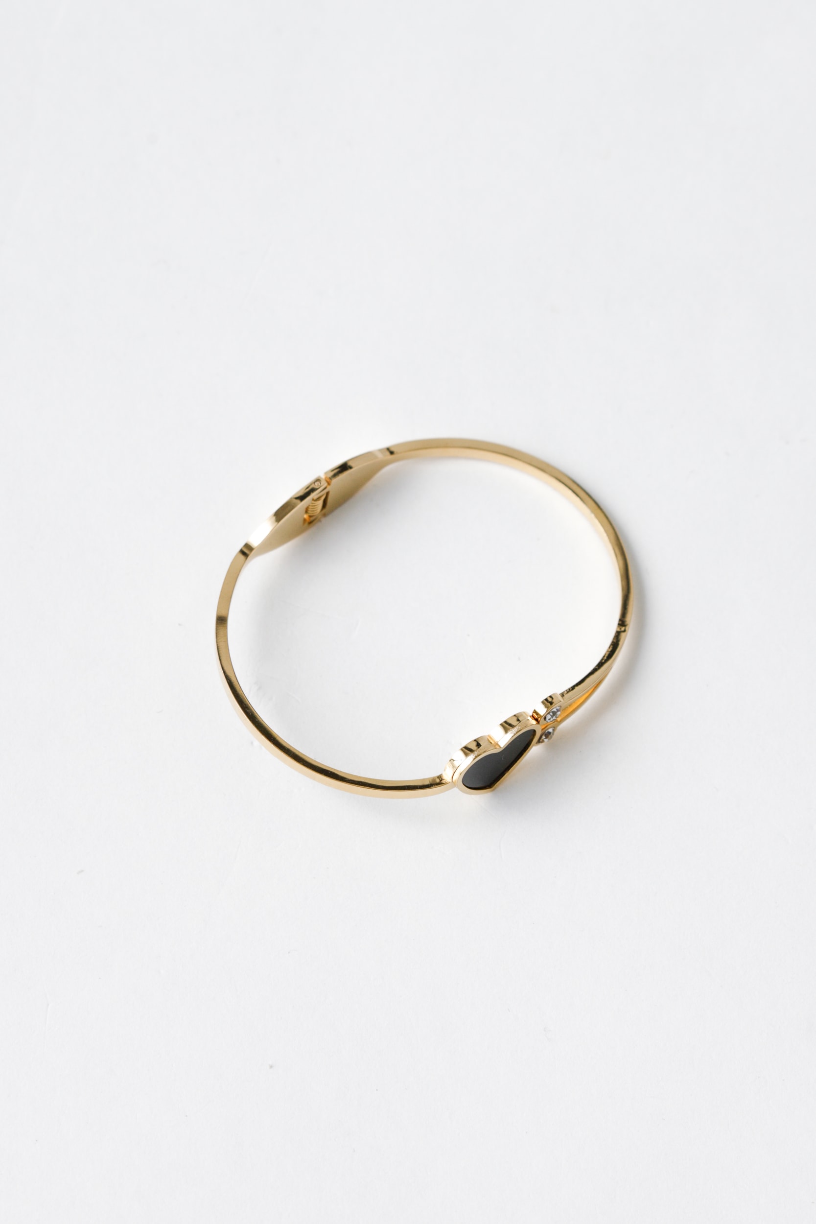 Bracelete Fino Coração Esmaltado E Strass Dourado
