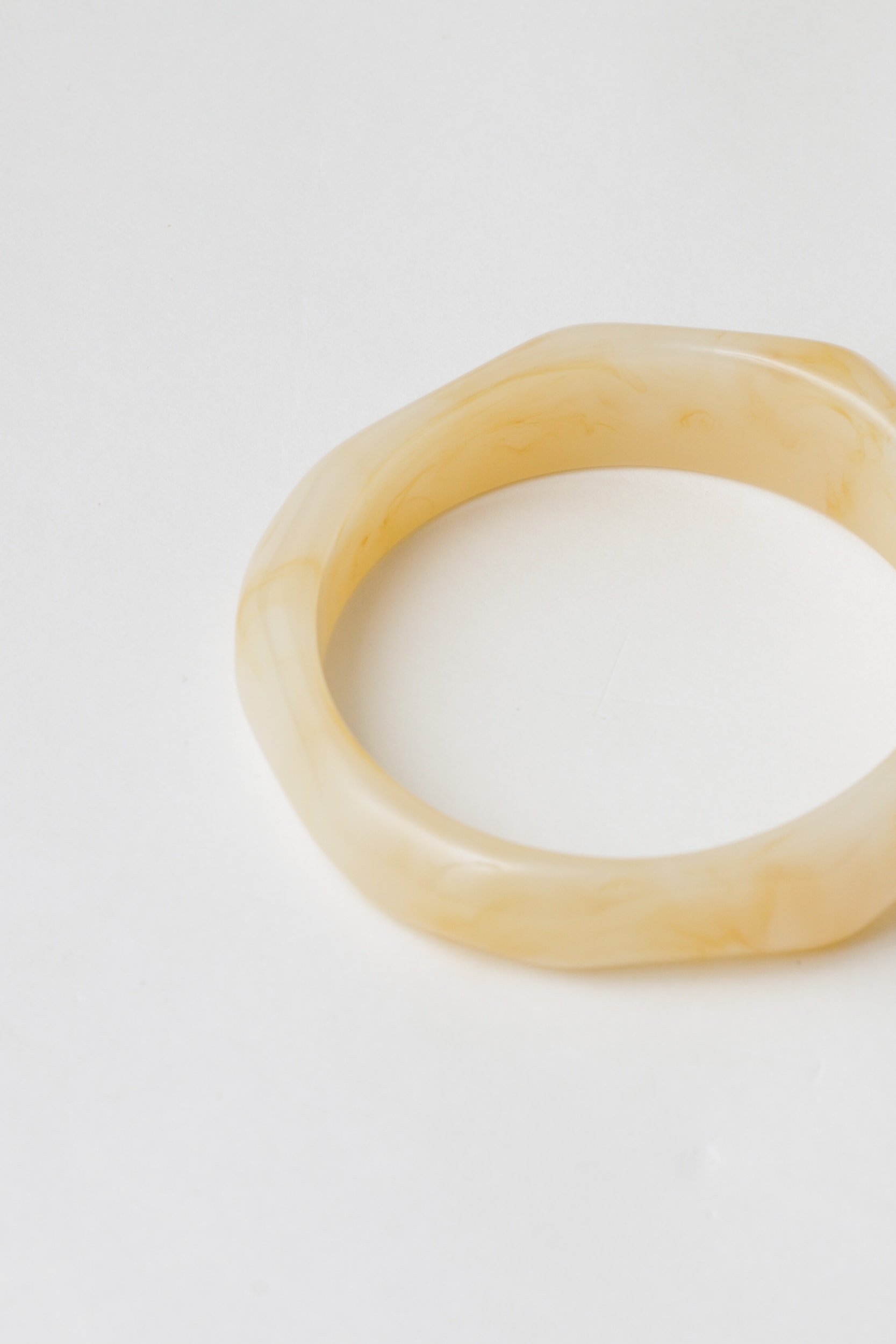 Bracelete Resinado Fino Geométrico Areia