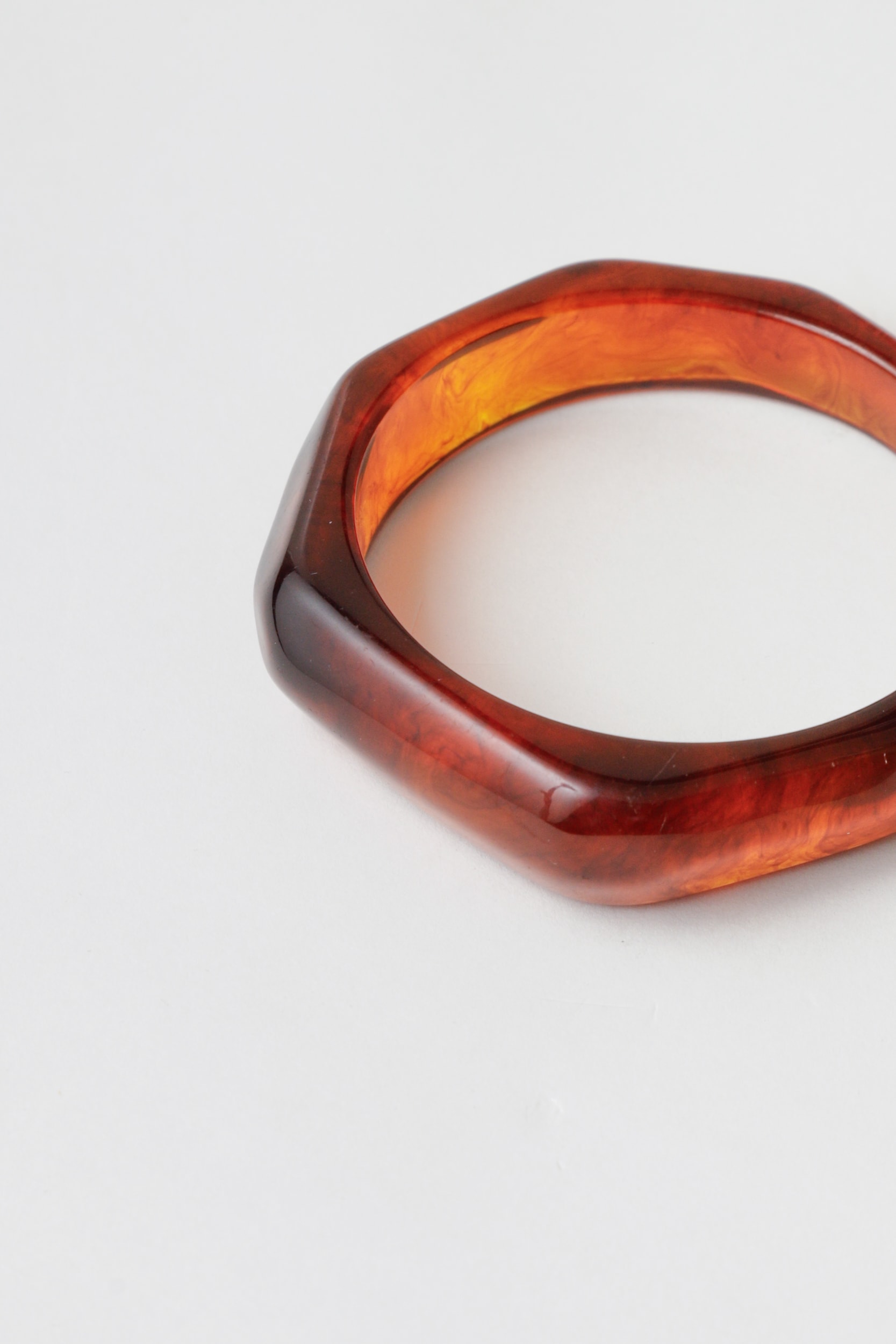 Bracelete Resinado Fino Geométrico Marrom