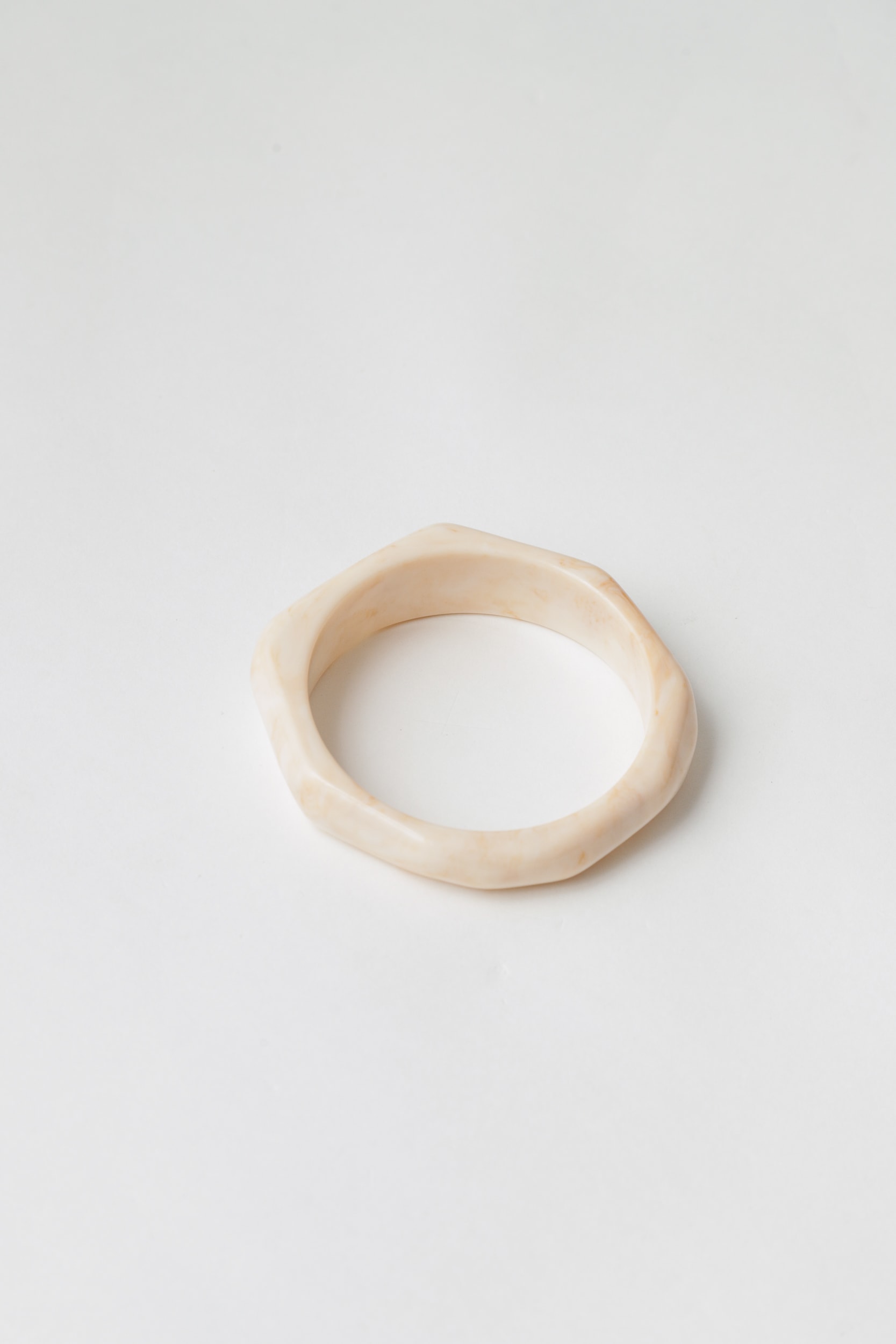 Bracelete Resinado Fino Geométrico Off-white