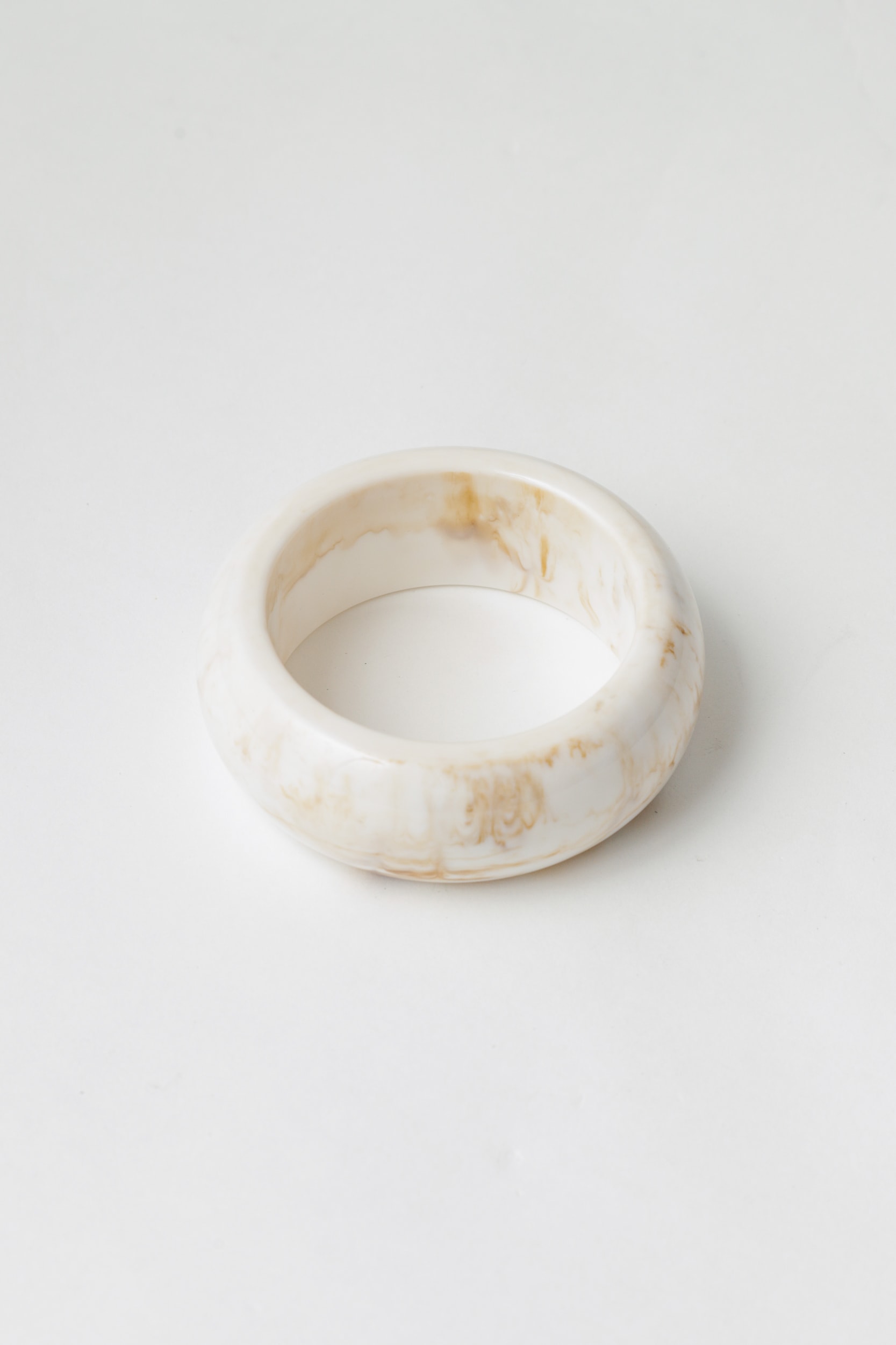 Bracelete Resinado Largo Abaulado Branco