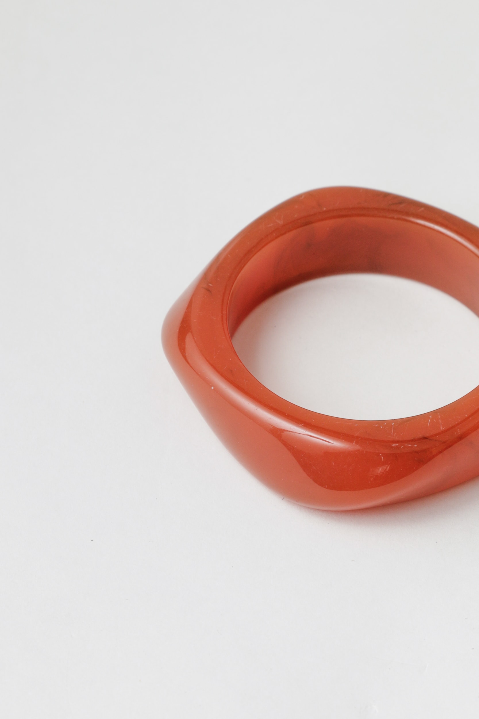 Bracelete Resinado Médio Ondulado Caramelo