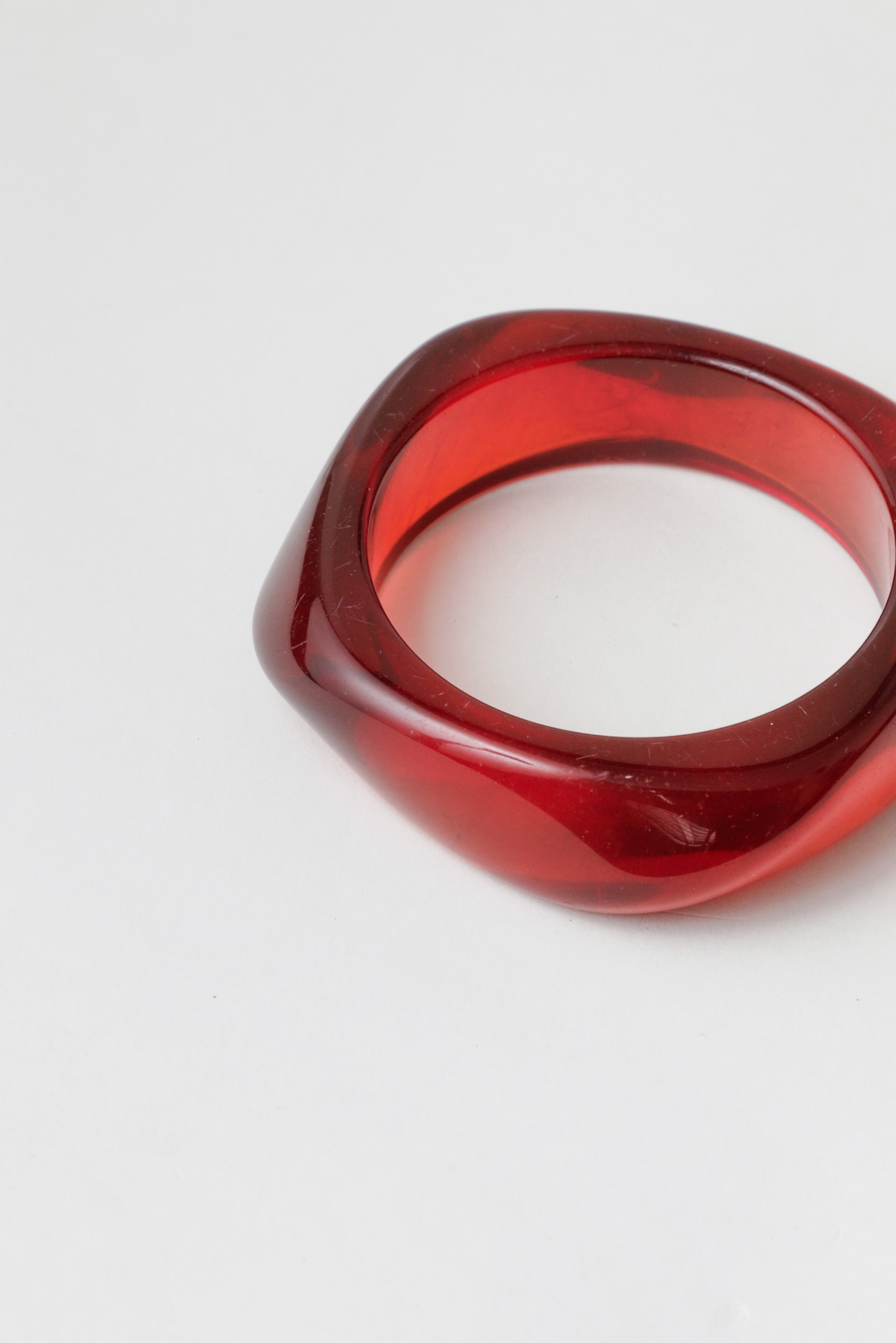Bracelete Resinado Médio Ondulado Marrom