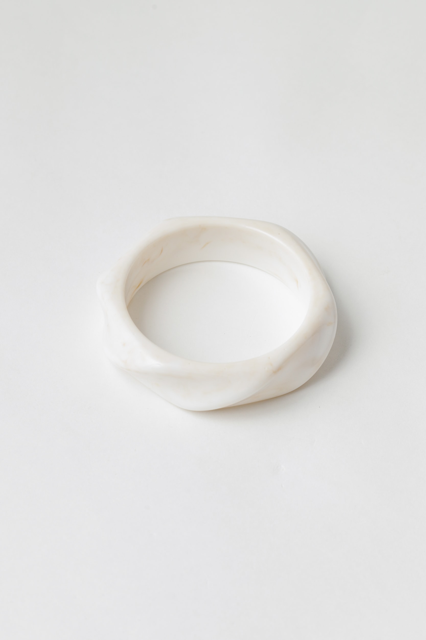 Bracelete Resinado Médio Retorcido Off-white