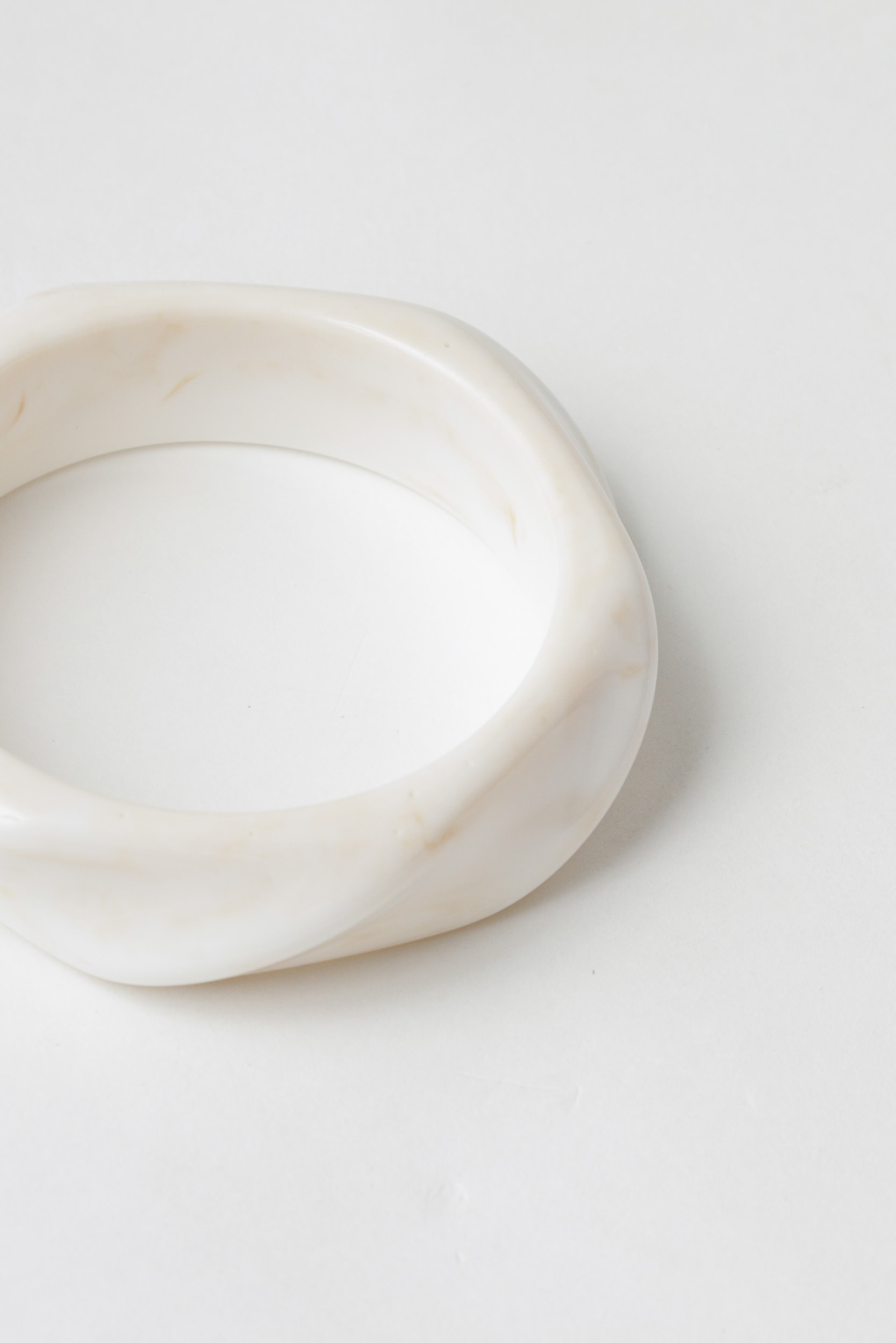 Bracelete Resinado Médio Retorcido Off-white