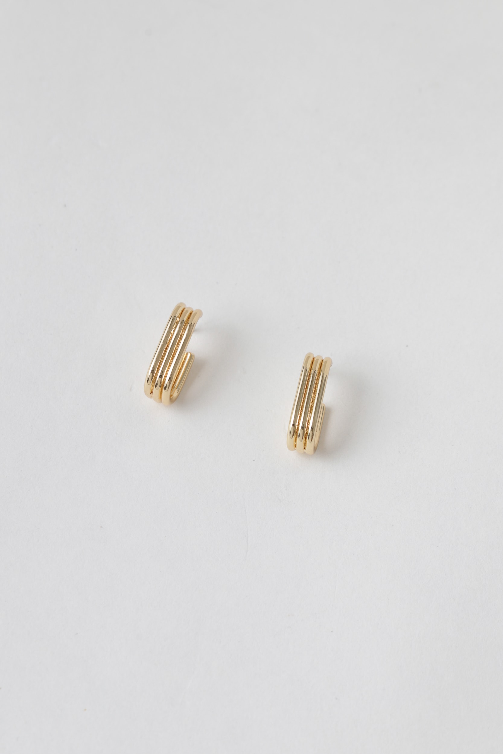 Brinco Argola Alongada Pequena Com Friso Dourado