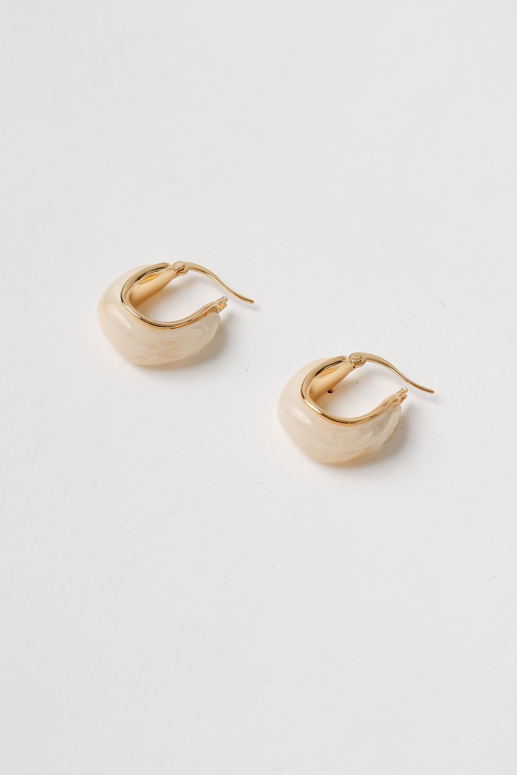 Brinco Argola Alongada Pequena Esmaltada Branco