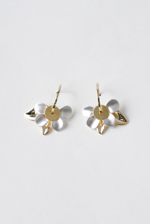 Brinco Argola Com Pétalas Metalizadas Dourado