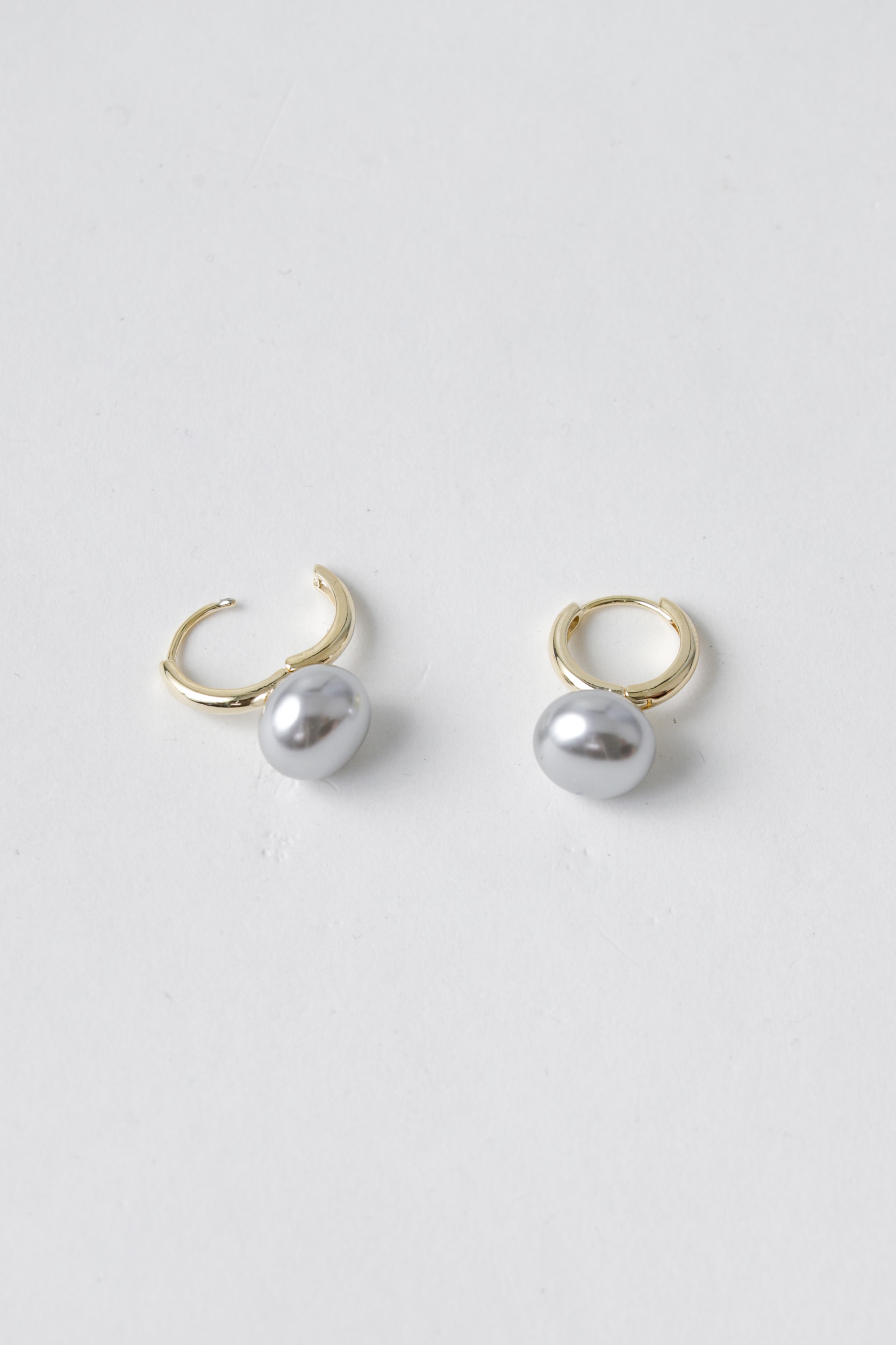 Brinco Argola Com Pingente De Pérola  Dourado