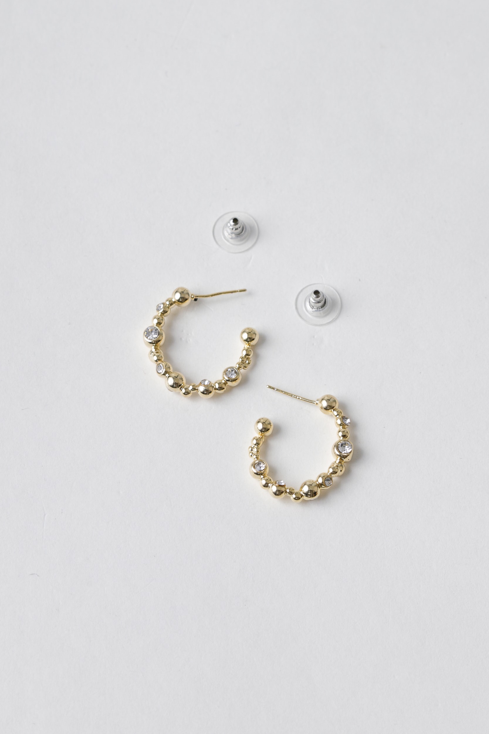 Brinco Argola Pequena com Esferas e Strass Dourado