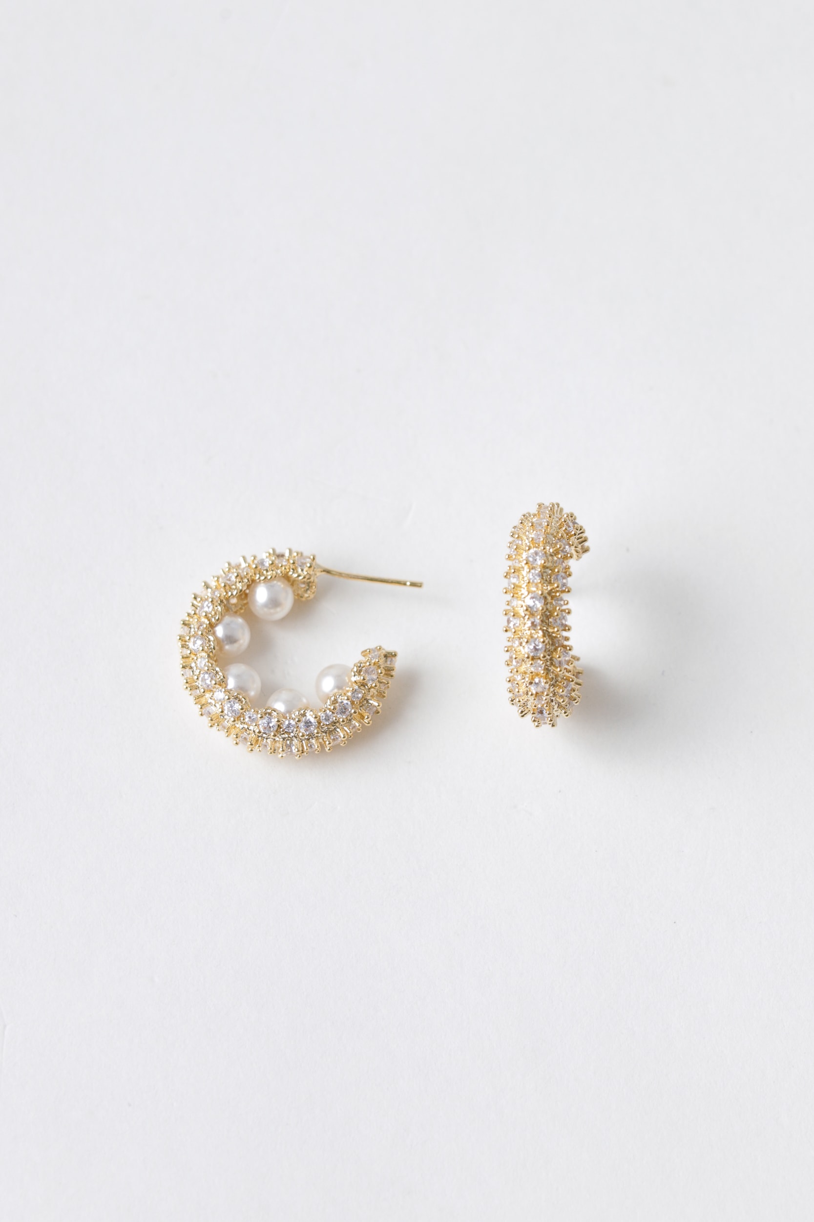 Brinco Argola Pequena Com Pérolas  Dourado