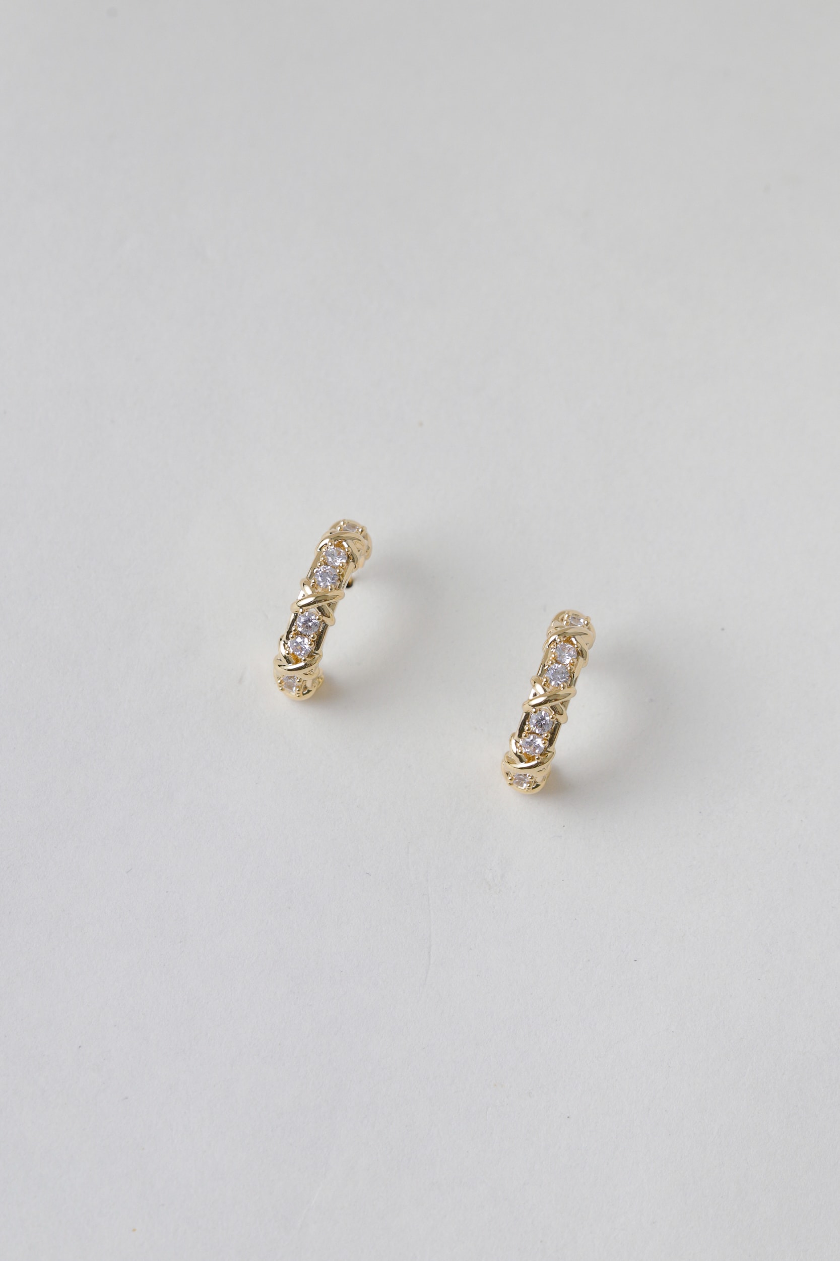 Brinco Argola Pequena com Strass Dourado