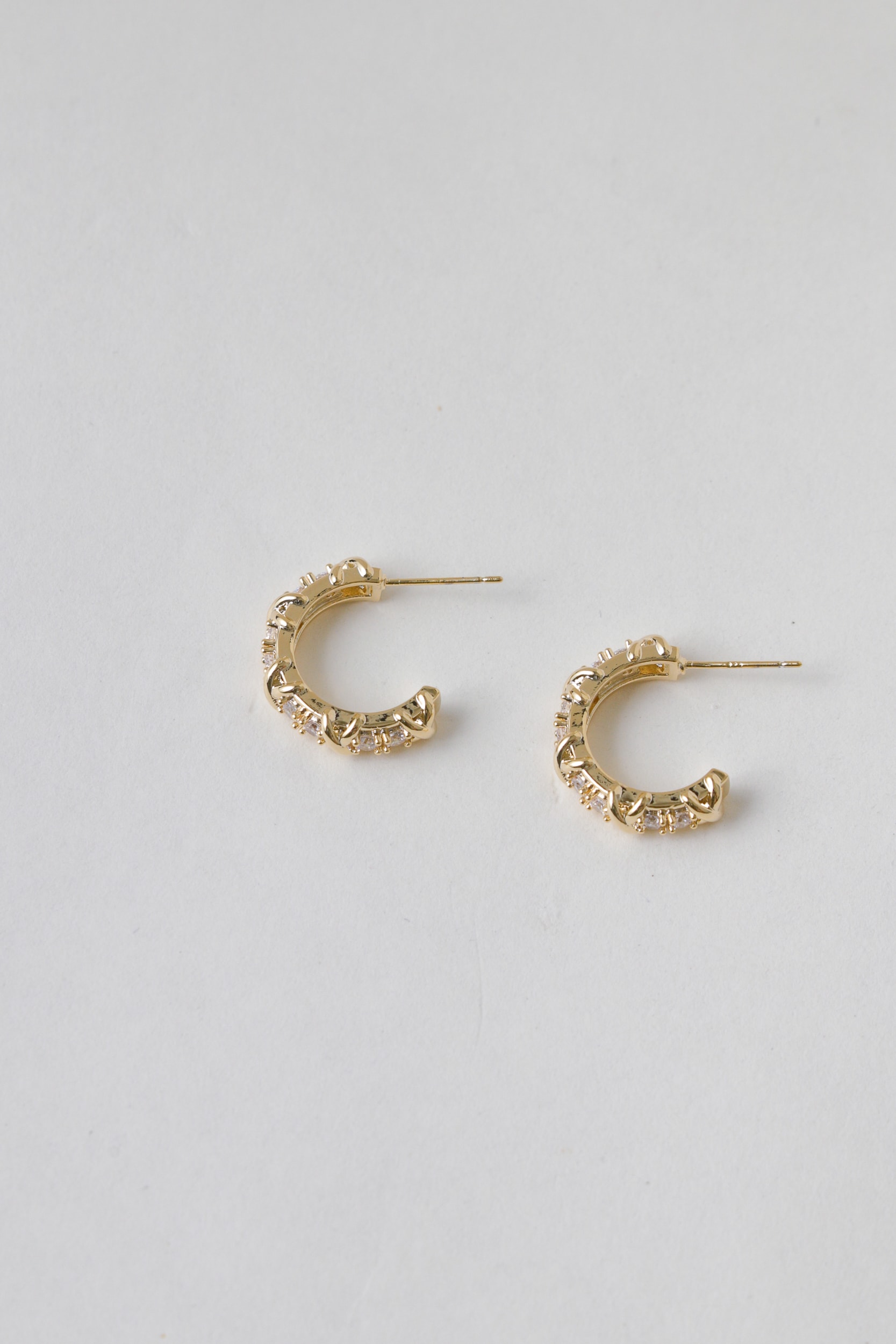 Brinco Argola Pequena com Strass Dourado