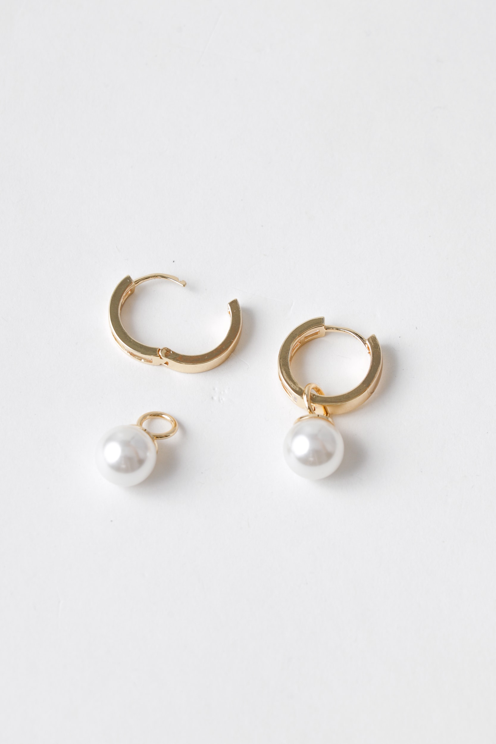 Brinco Argola Pequena Strass Com Pérola  Dourado
