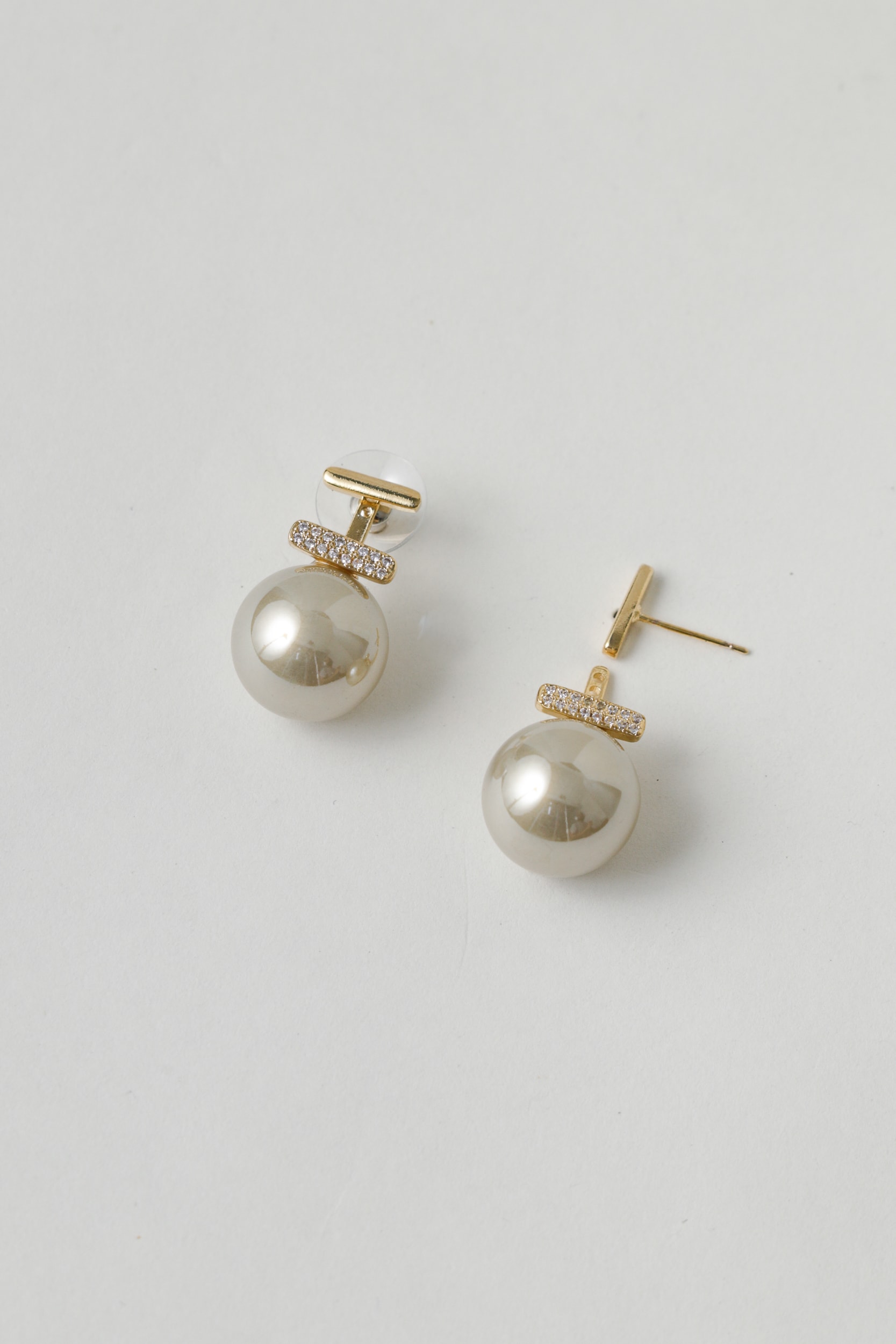 Brinco com Bola de Metal e Strass Dourado