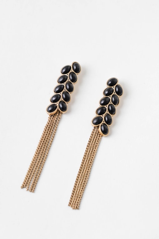 Brinco Com Folhas Pretas E Correntes Dourado