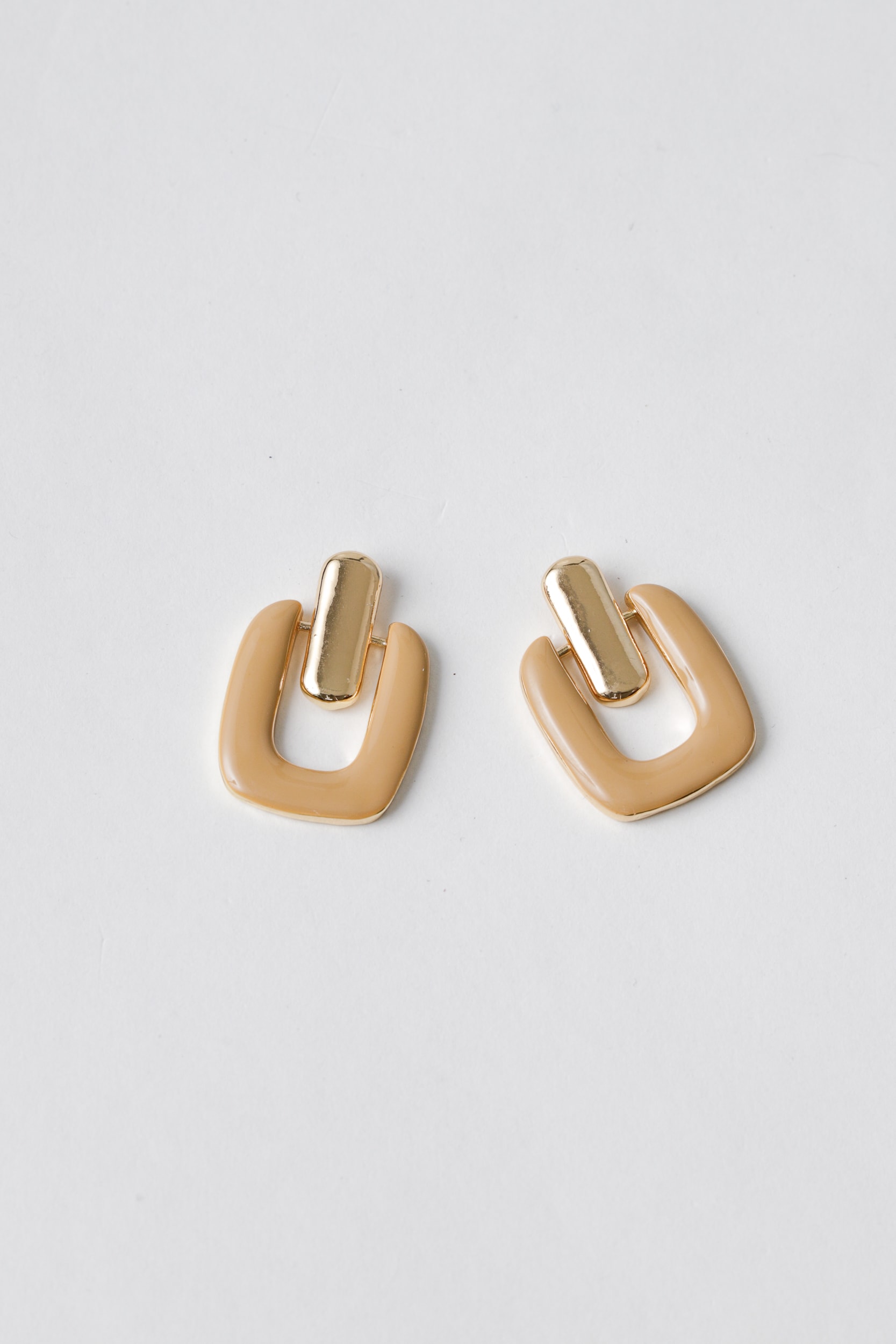 Brinco com Pingente Quadrado Esmaltado Camel