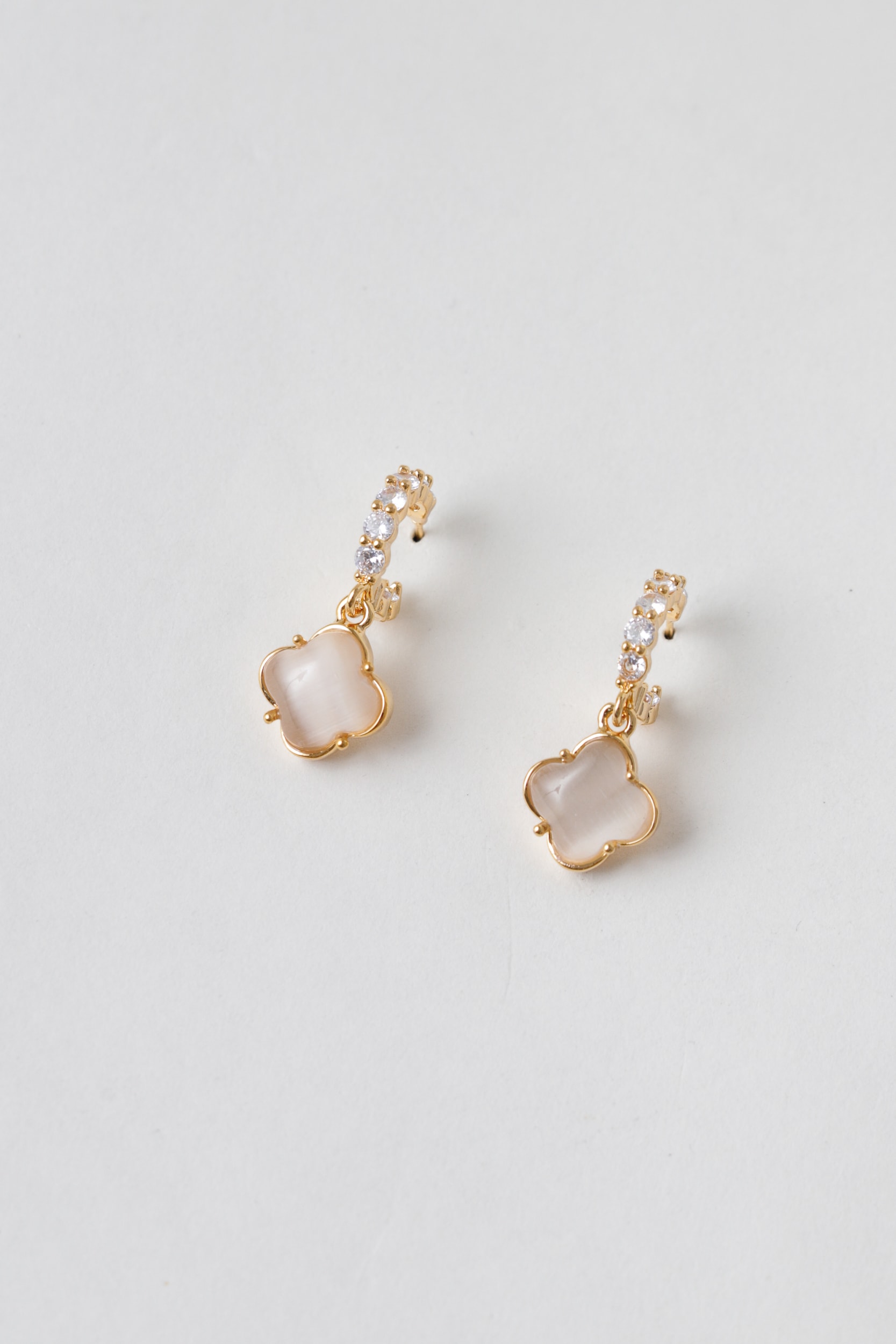 Brinco com Strass e Pingente Chaton Folha Dourado