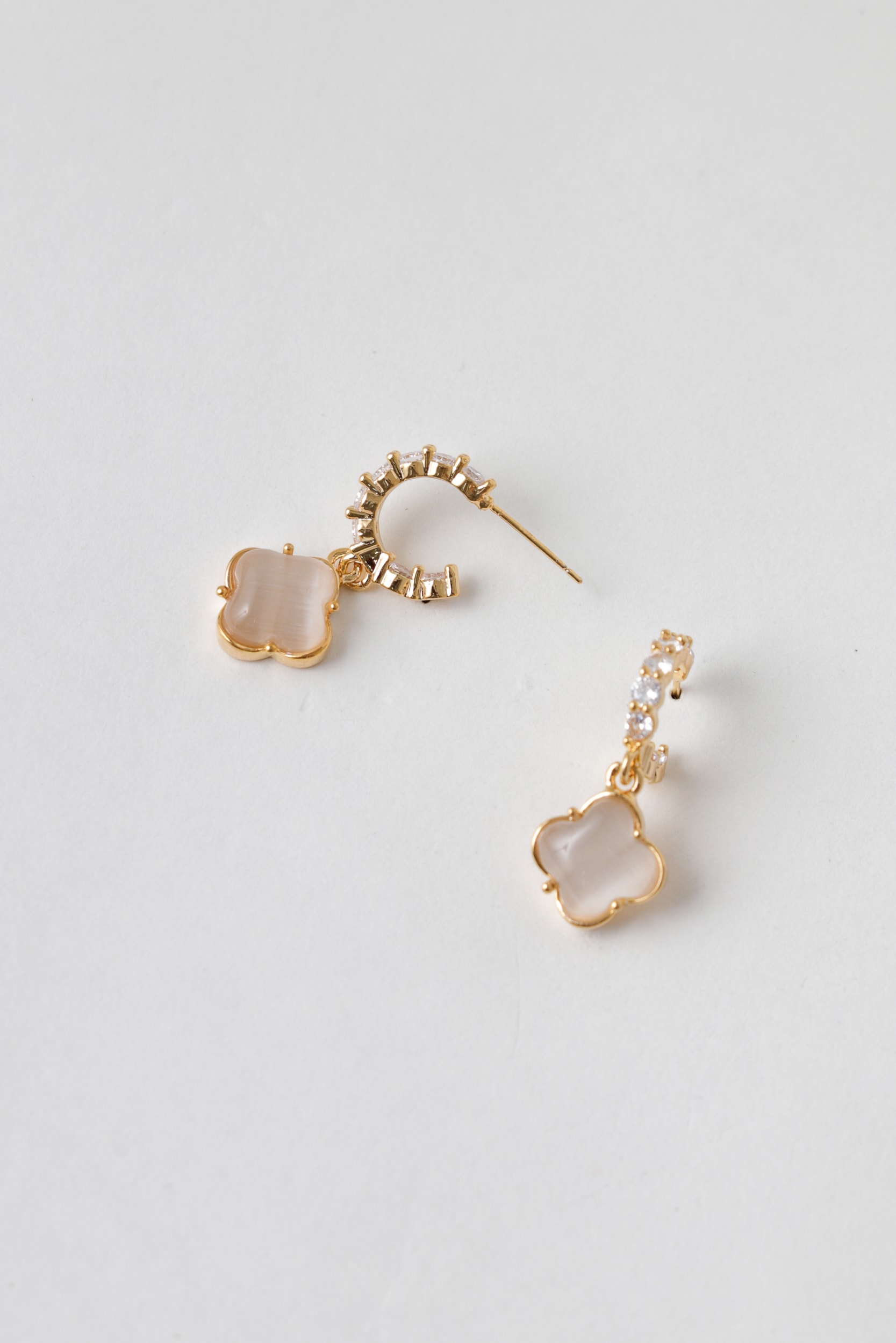 Brinco com Strass e Pingente Chaton Folha Dourado