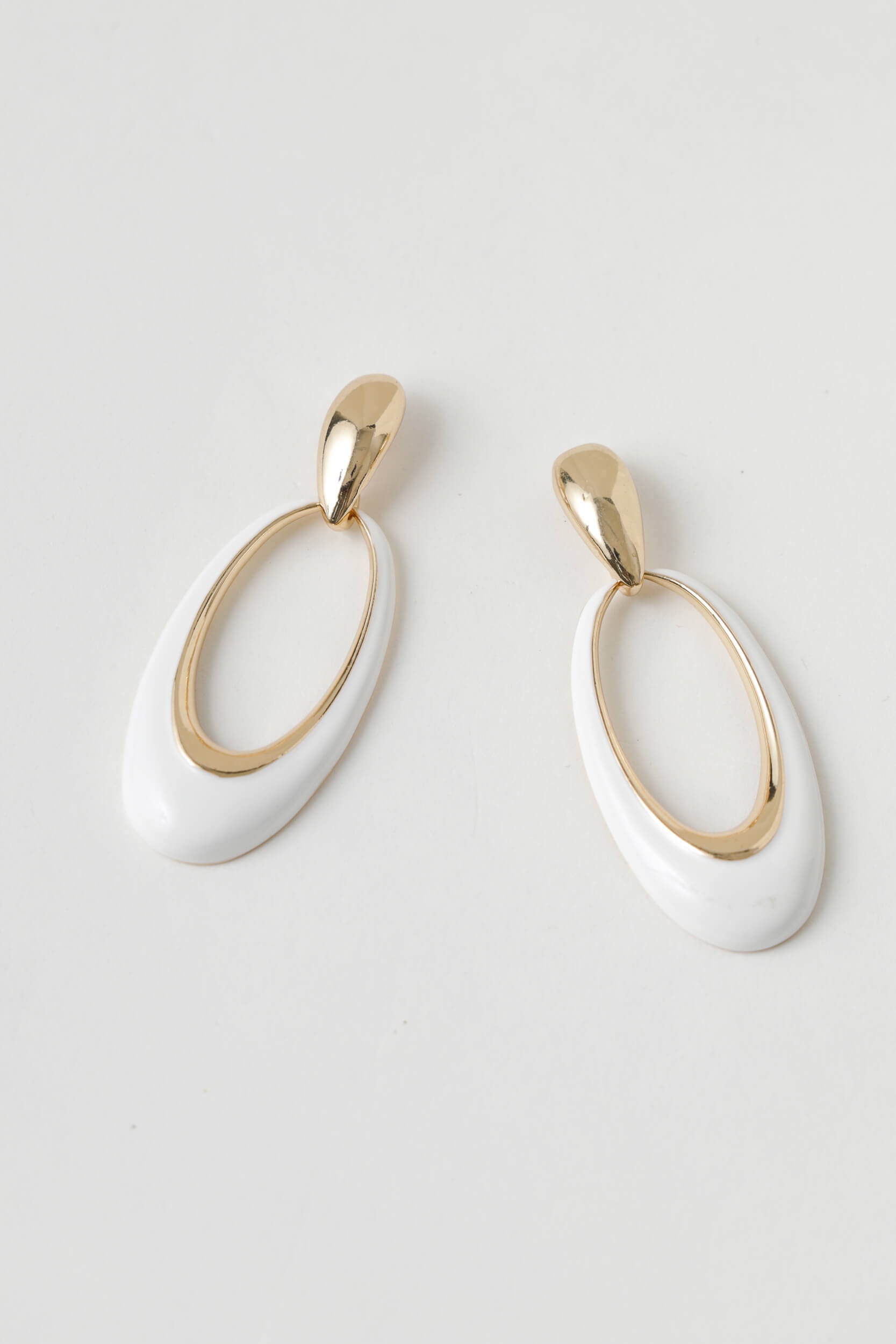 Brinco Dourado com Pingente Oval Vazado Branco