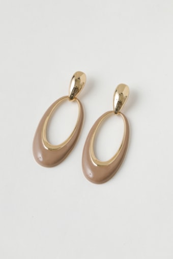 Brinco Dourado com Pingente Oval Vazado Marrom