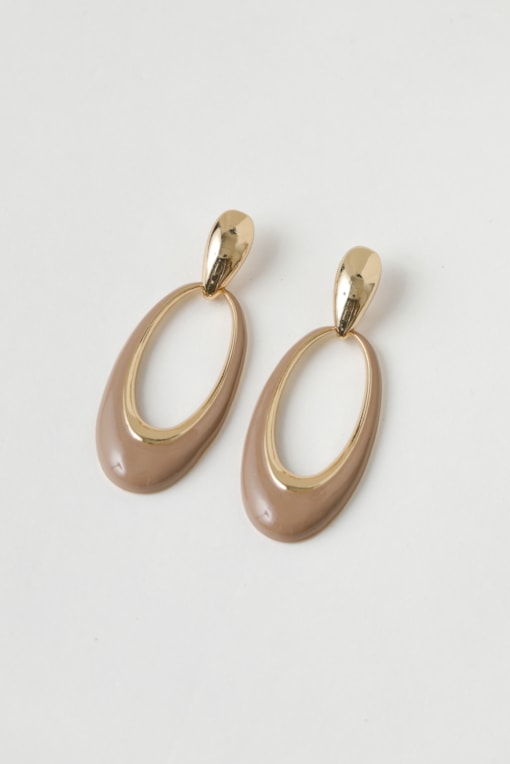 Brinco Dourado com Pingente Oval Vazado Marrom