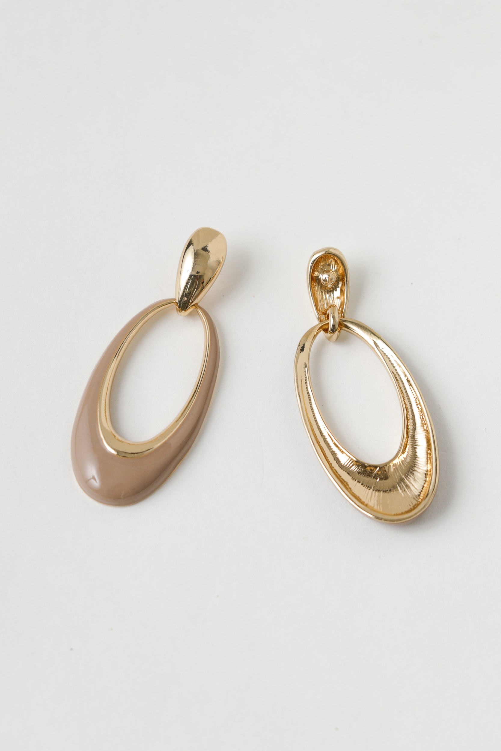 Brinco Dourado com Pingente Oval Vazado Marrom