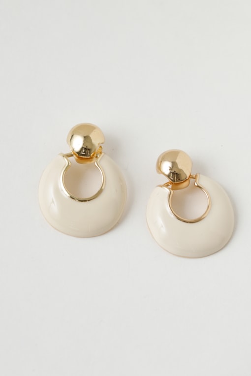 Brinco Dourado Com Pingente Redondo Vazado Esmaltado Off-white