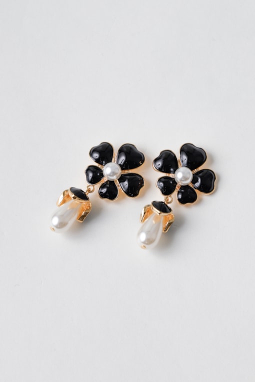 Brinco Flor Esmaltada Com Pérolas Dourado