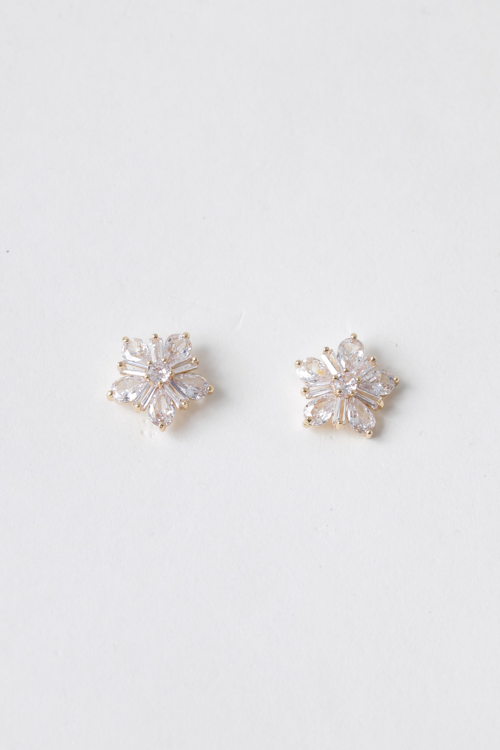 Brinco Flor Pequeno com Strass Dourado