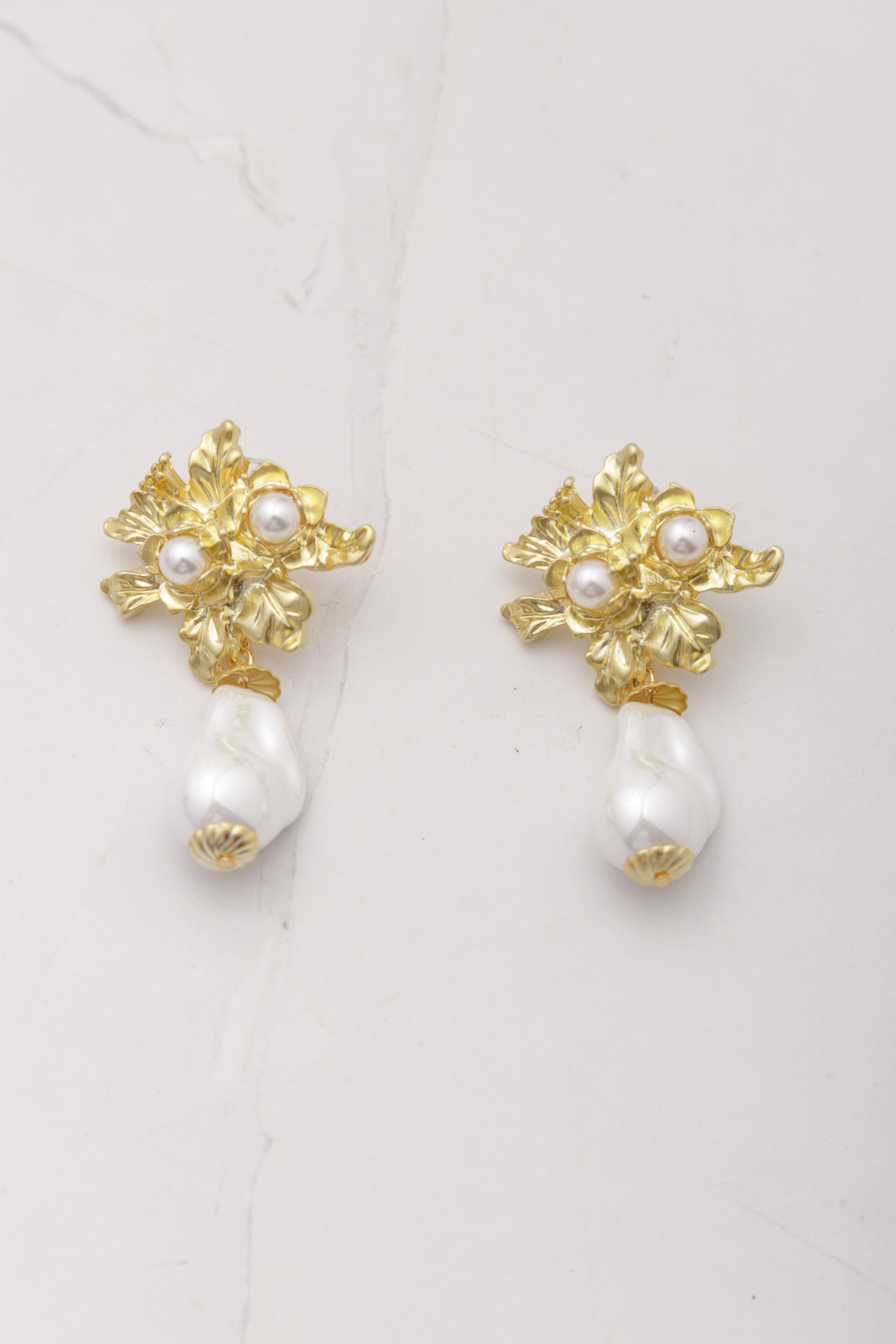 Brinco Flor Pérolas  Dourado