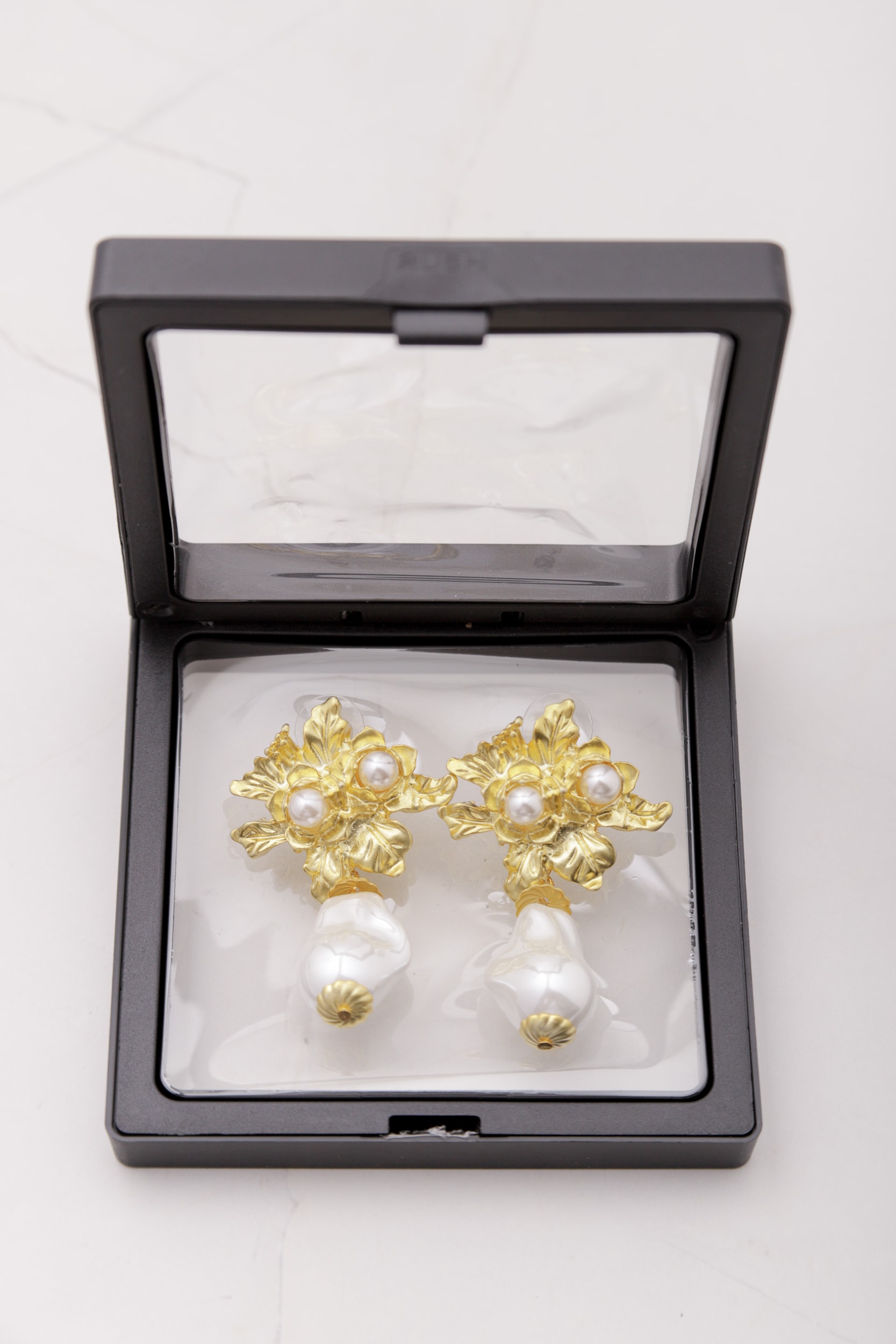 Brinco Flor Pérolas  Dourado