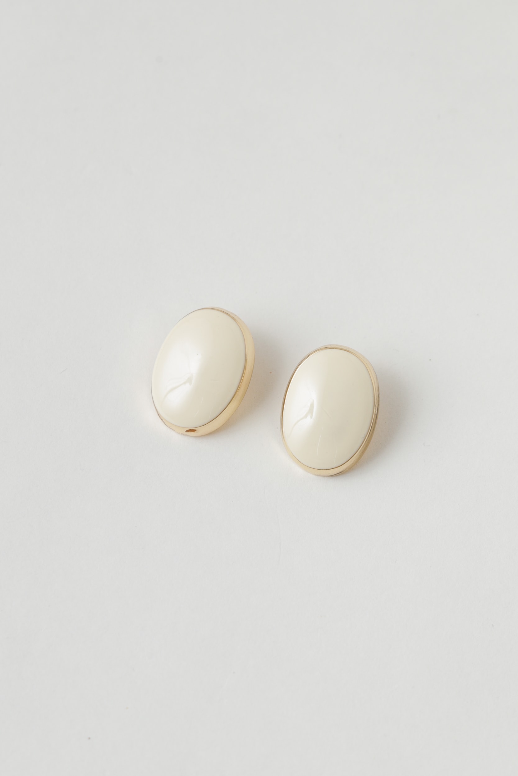 Brinco Oval Resinado  Off-white
