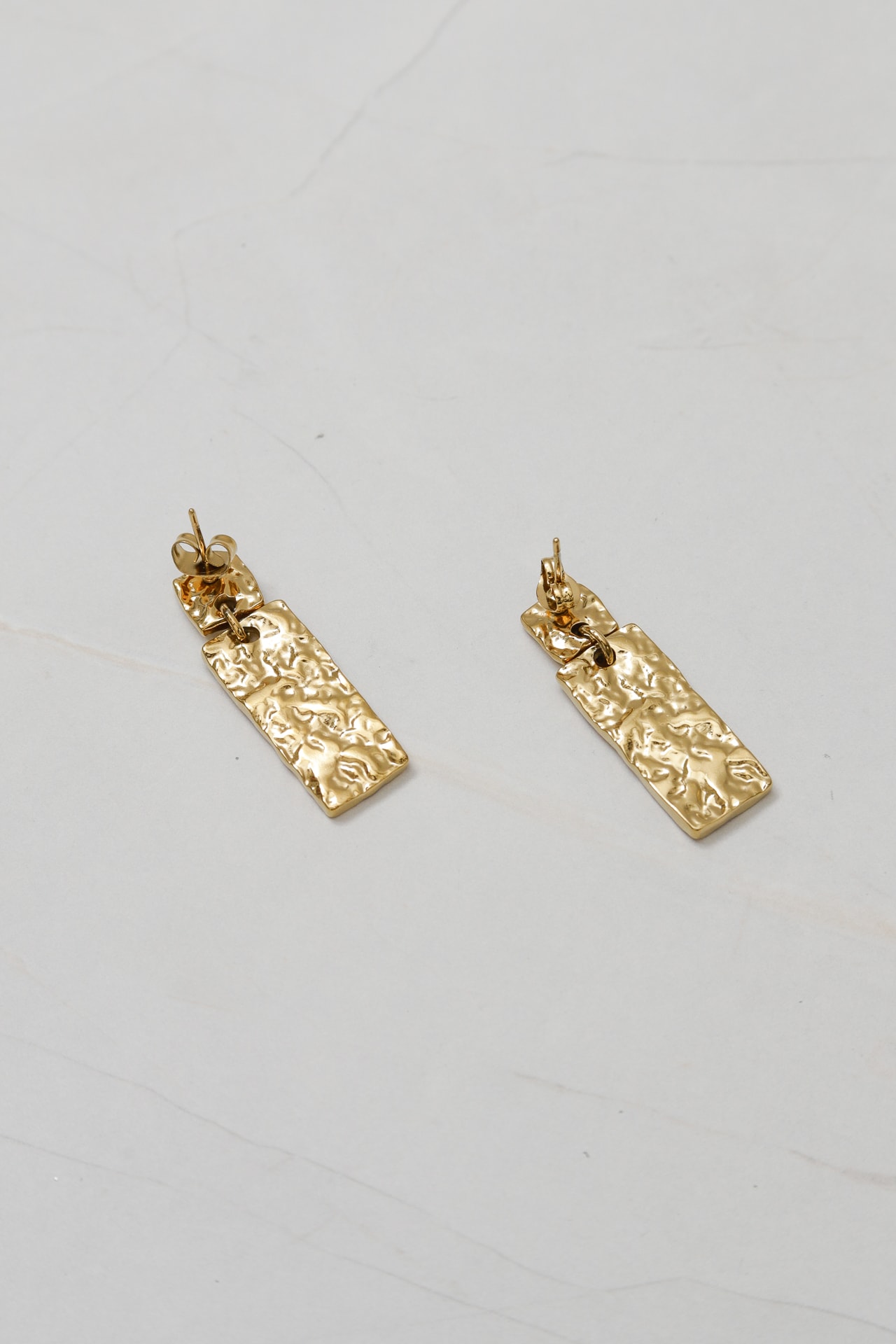 Brinco Pendente Amassado  Dourado