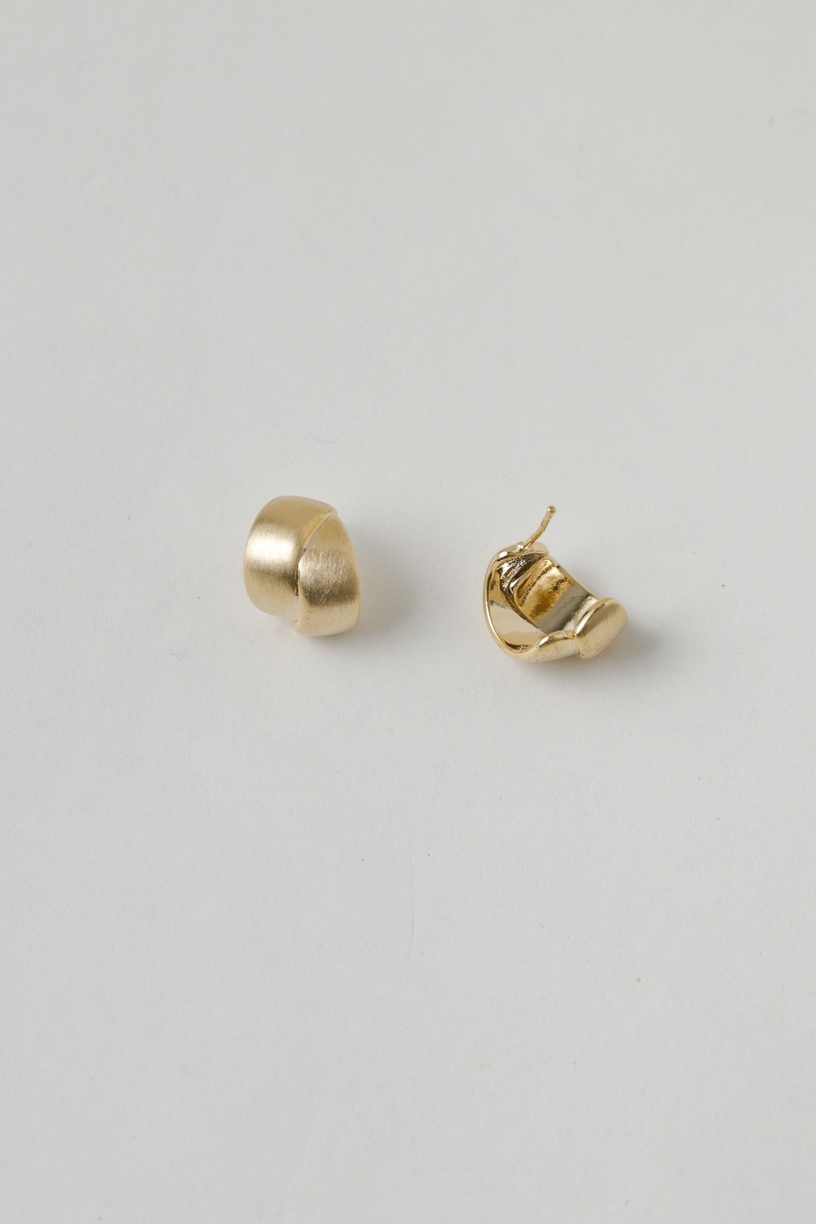 Brinco Pequeno Fosco  Dourado