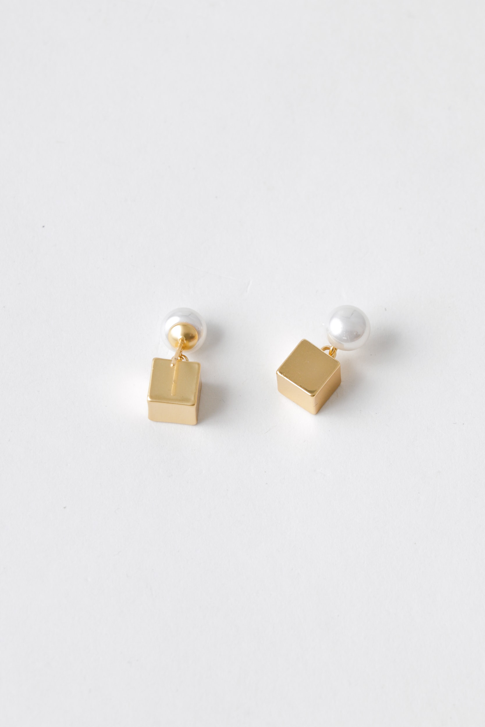 Brinco Pérola com Pingente Quadrado Dourado