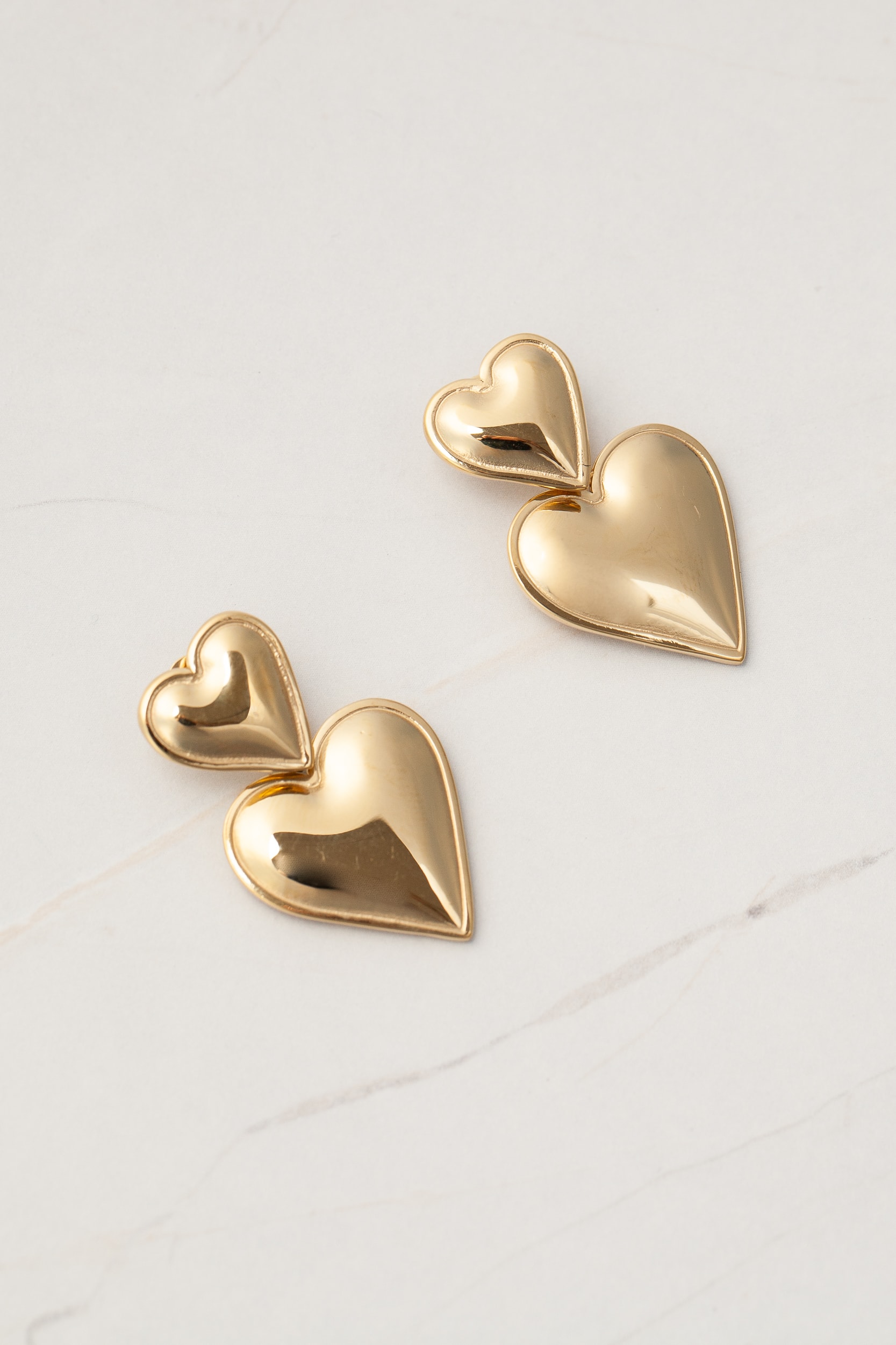 Brinco Pingente Coração 
                                         Dourado